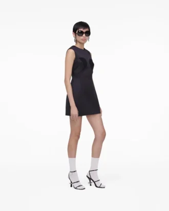 Vestido de satén con costuras